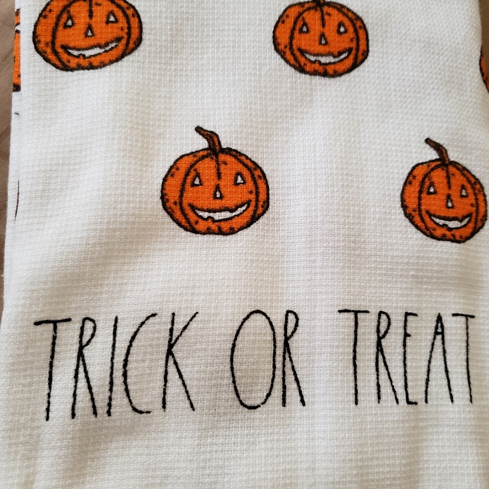 Rae Dunn Jack-O-Lantern Halloween Kitchen Towels 2 NEW Pumpkins Kitchen - Picture 3 of 4